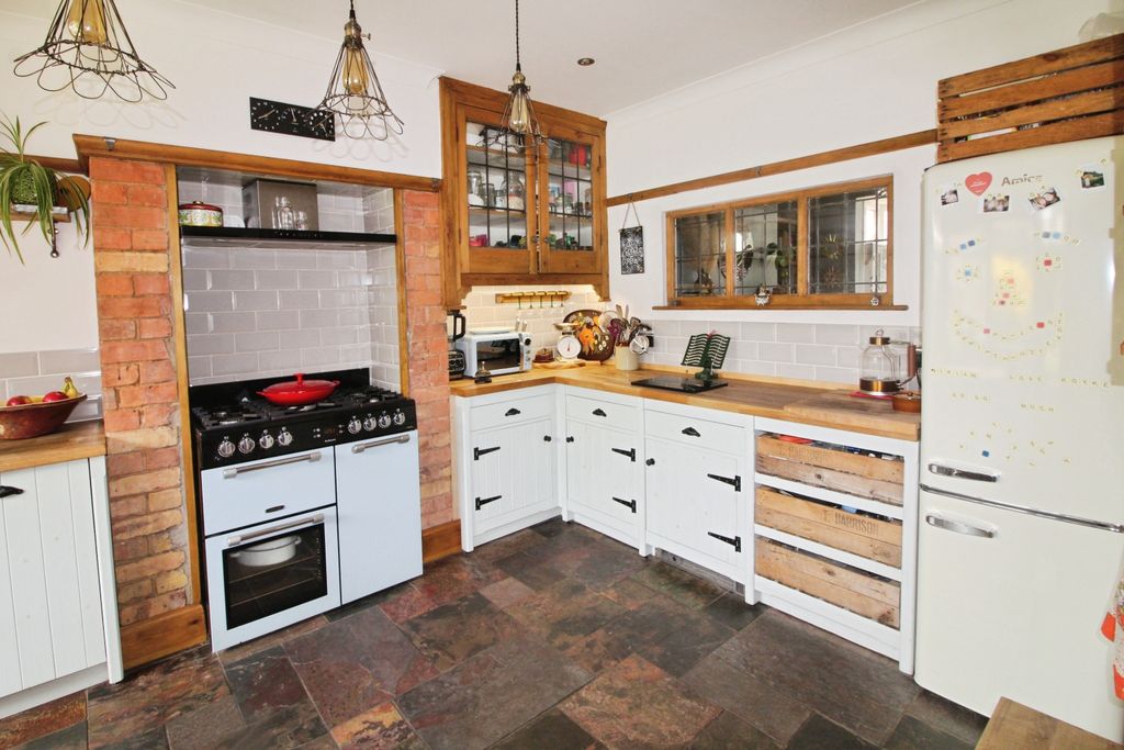 Property photo 3 of 31 Kitchen..Jpg