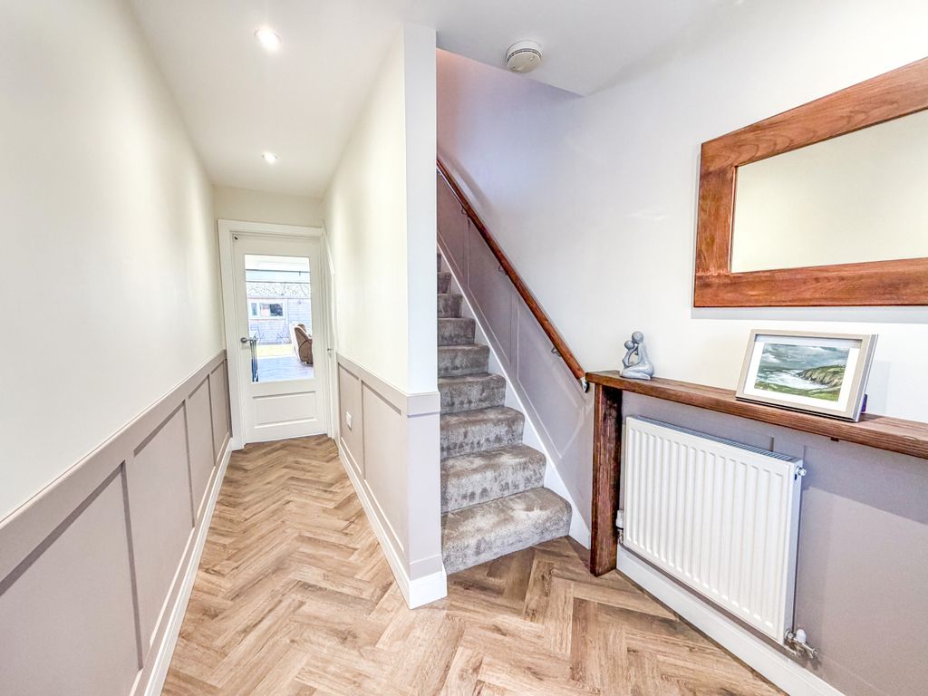 Property photo 3 of 25 Entrance Hallway