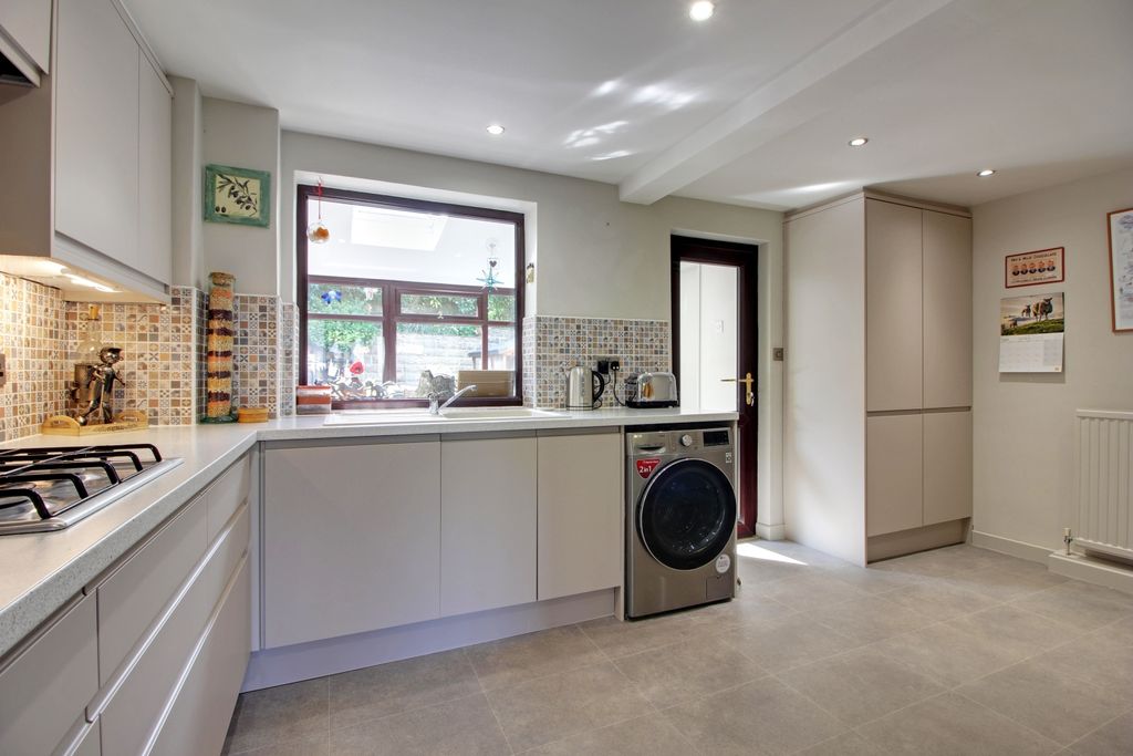 Property photo 2 of 24 Breakfast Kitchen