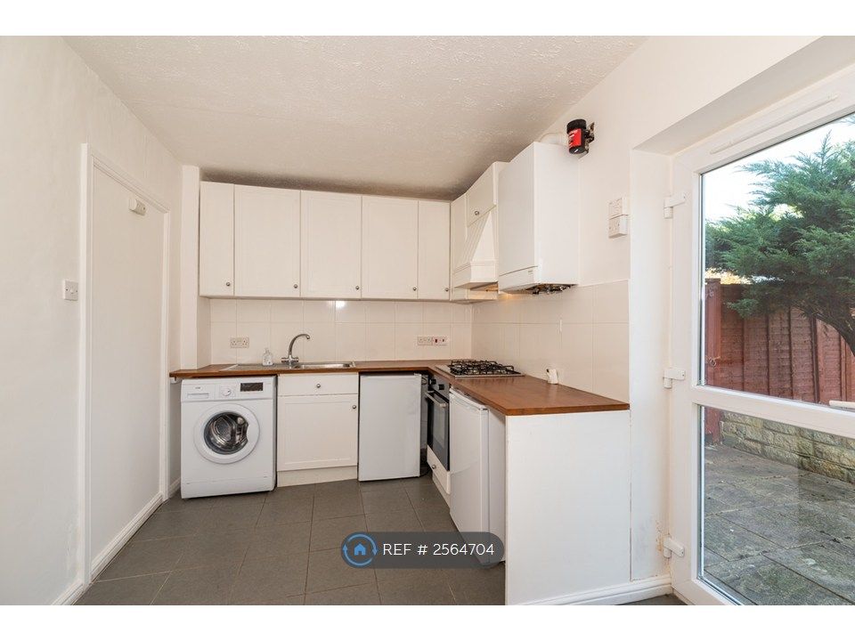 Property photo 3 of 9 Kitchen
