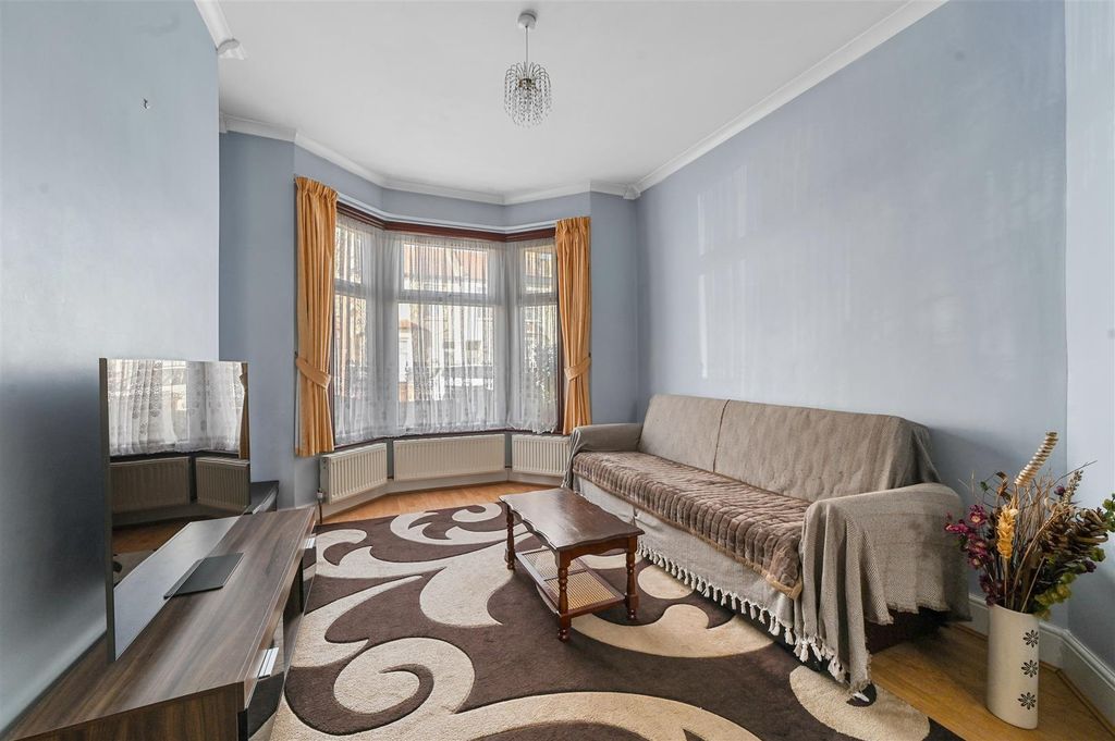 Property photo 3 of 24 Through Lounge