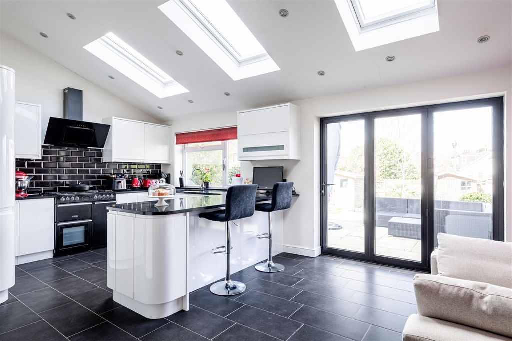 Property photo 2 of 21