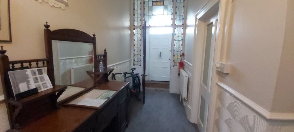 Property photo 2 of 10 Entrance Hall