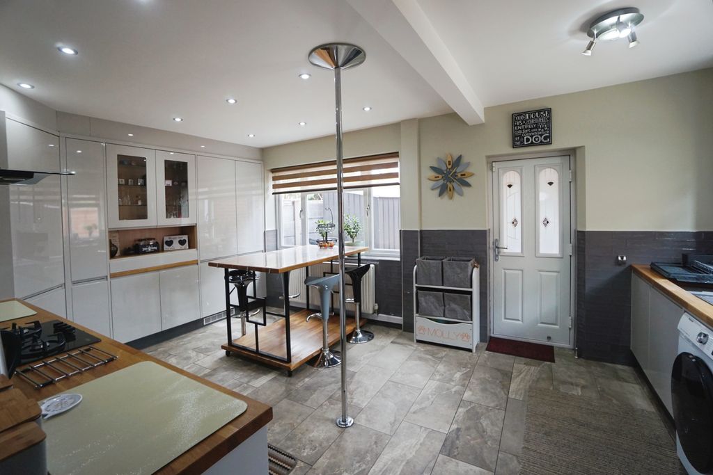 Property photo 2 of 16 Kitchen Diner
