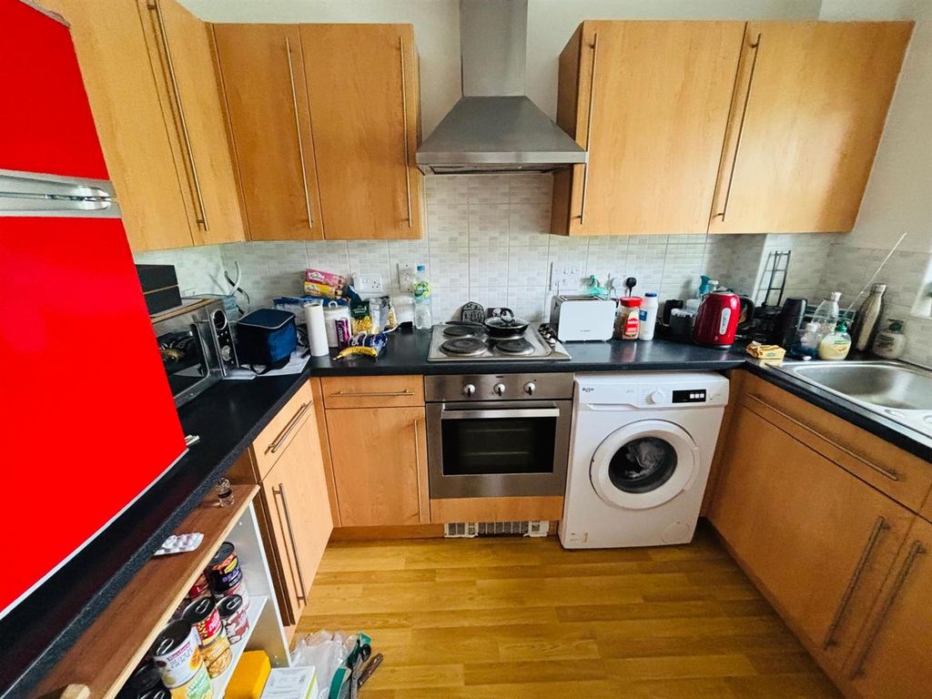 Property photo 3 of 10 Fitted Kitchen: