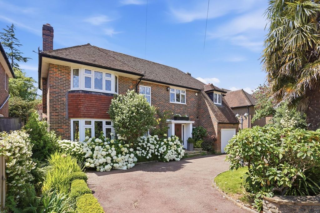 Property photo 1 of 27 Links Road