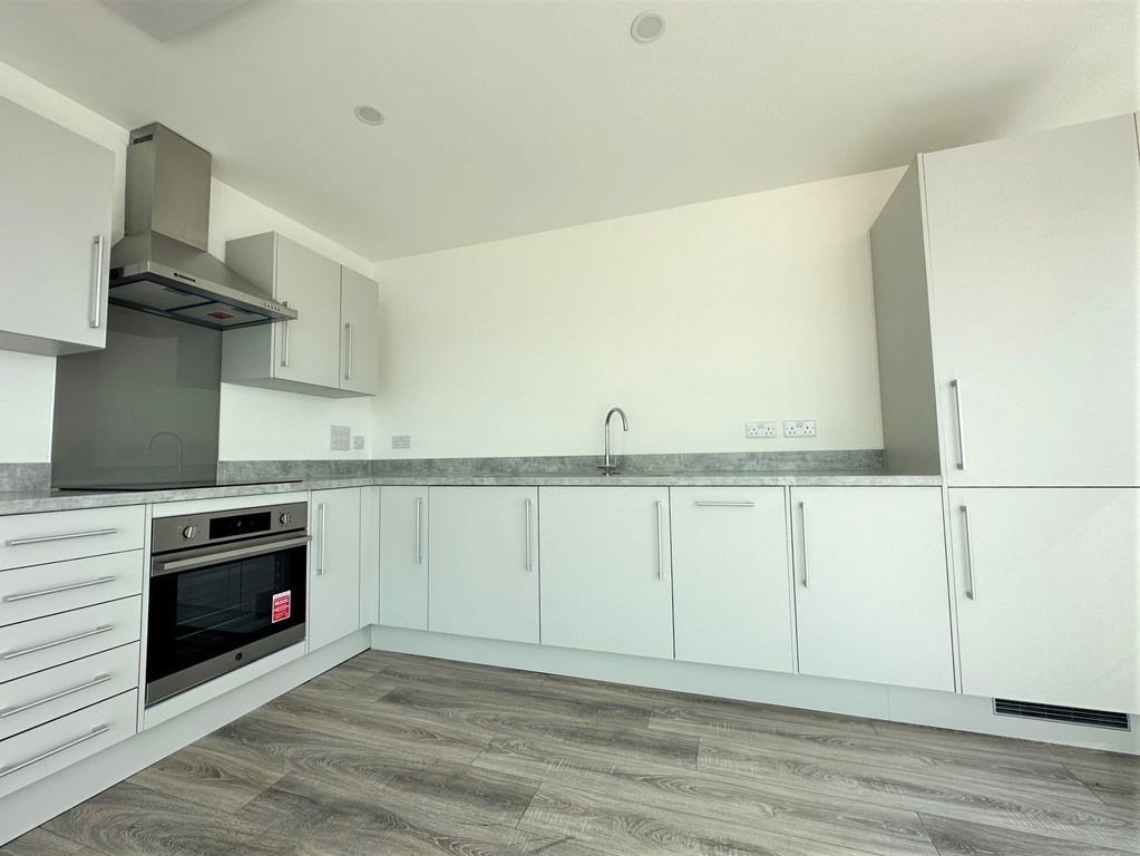 Property photo 3 of 8 Kitchen
