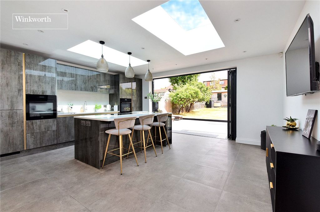 Property photo 1 of 19 Picture No. 02