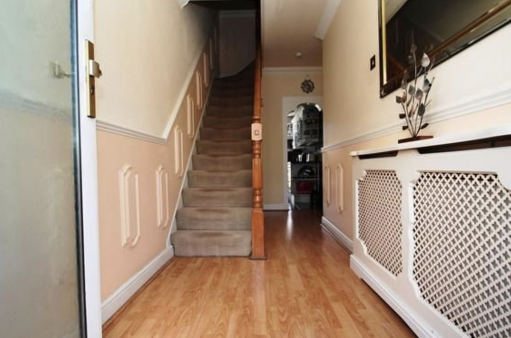 Property photo 2 of 11 Hallway