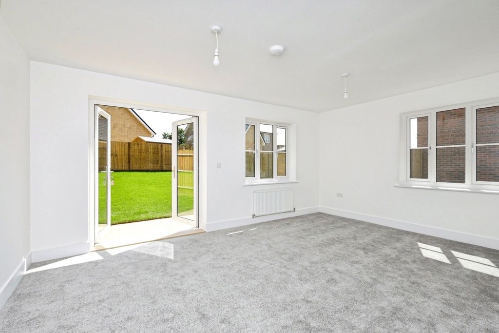 Property photo 3 of 11 Living Room