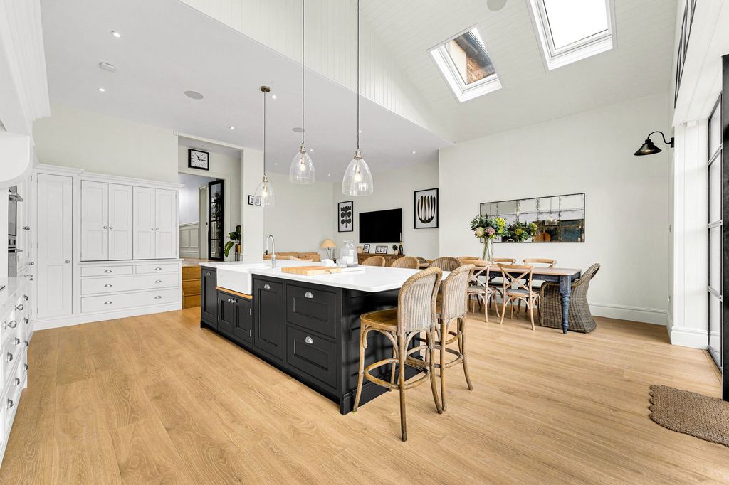 Property photo 3 of 27