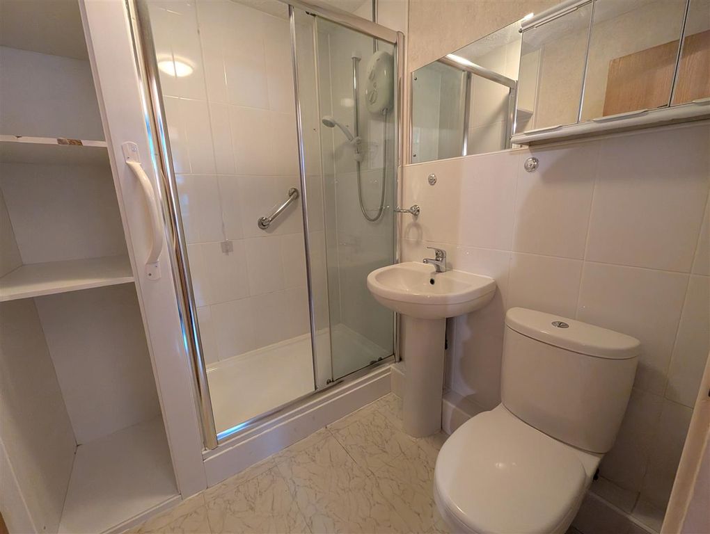 Property photo 3 of 10 Bathroom