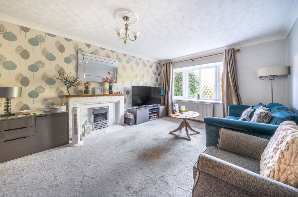 Property photo 2 of 16 1313966-19-685Ec5...