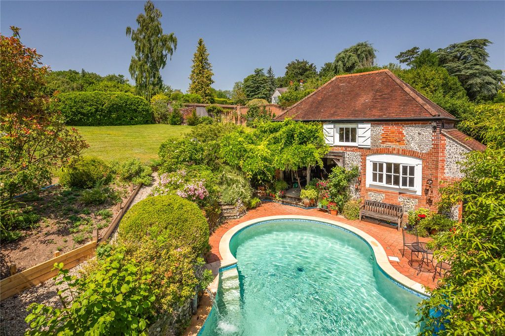 Property photo 2 of 19 Garden/Swimming Pool