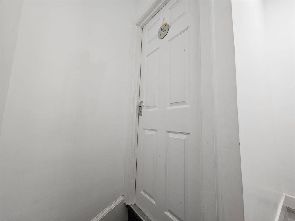 Property photo 3 of 12 Door