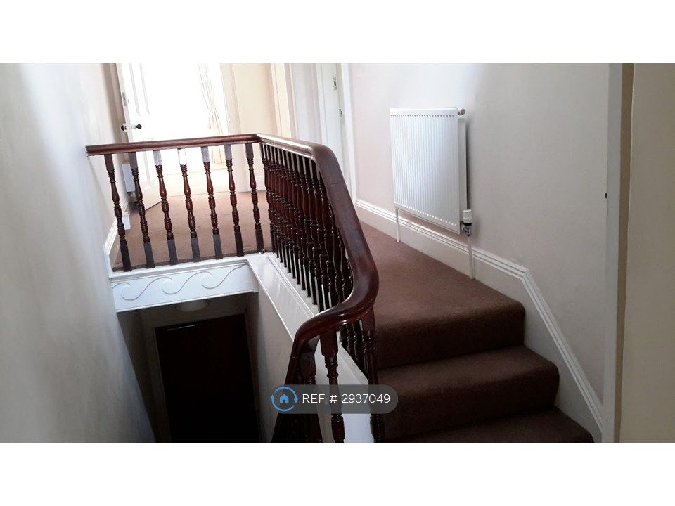 Property photo 2 of 10 Hallway