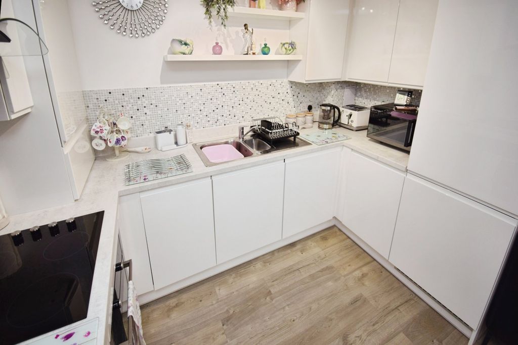 Property photo 3 of 18 Kitchen