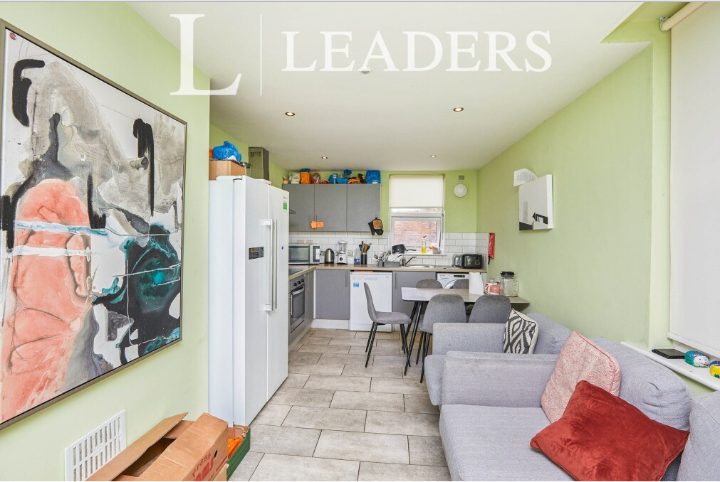Property photo 3 of 6 Lyndhurst Kitchen 2