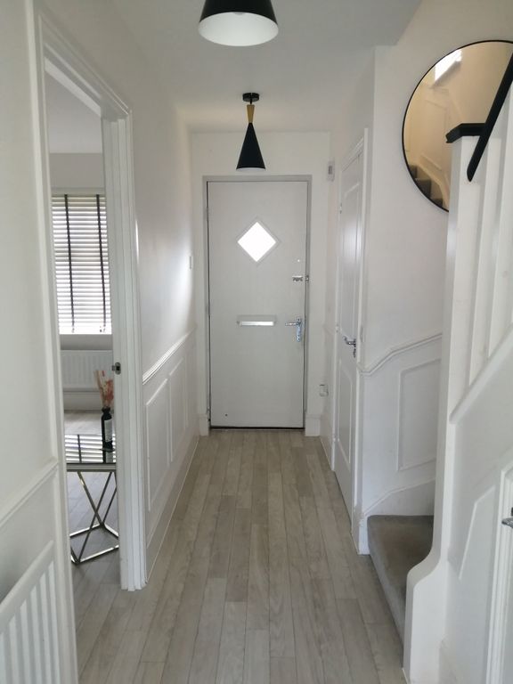 Property photo 2 of 11 Hallway