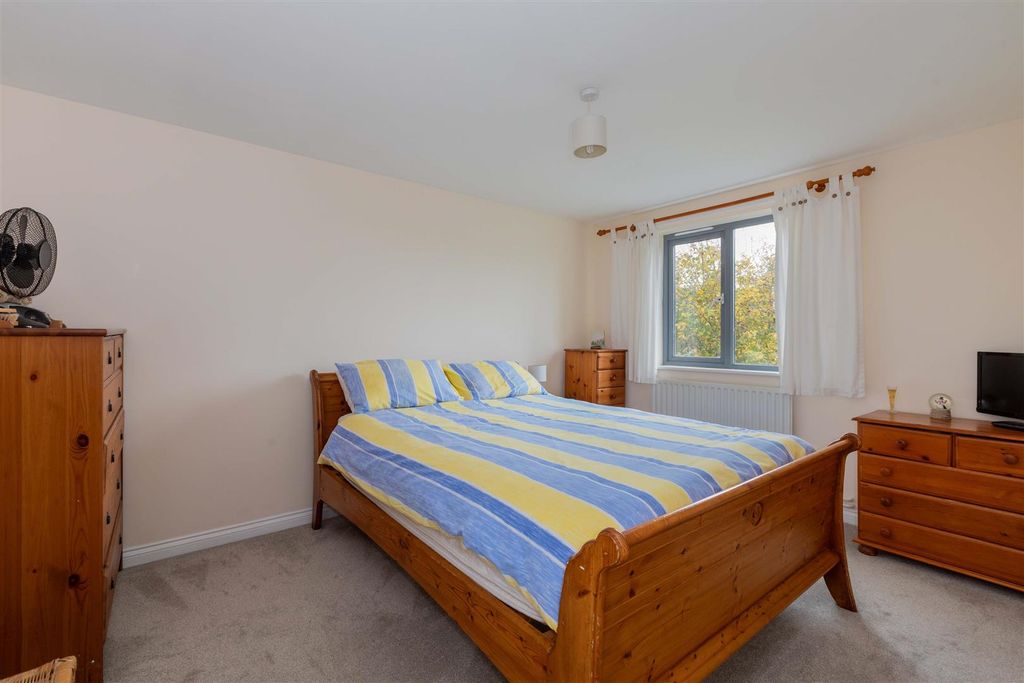 Property photo 2 of 14 28 Lincoln Way-8.Jpg