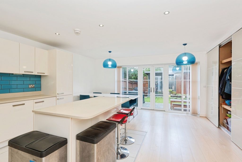 Property photo 3 of 20 Kitchen/Dayroom