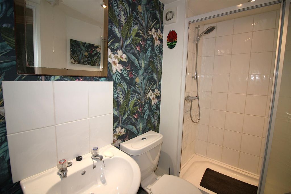 Property photo 3 of 10 Bathroom