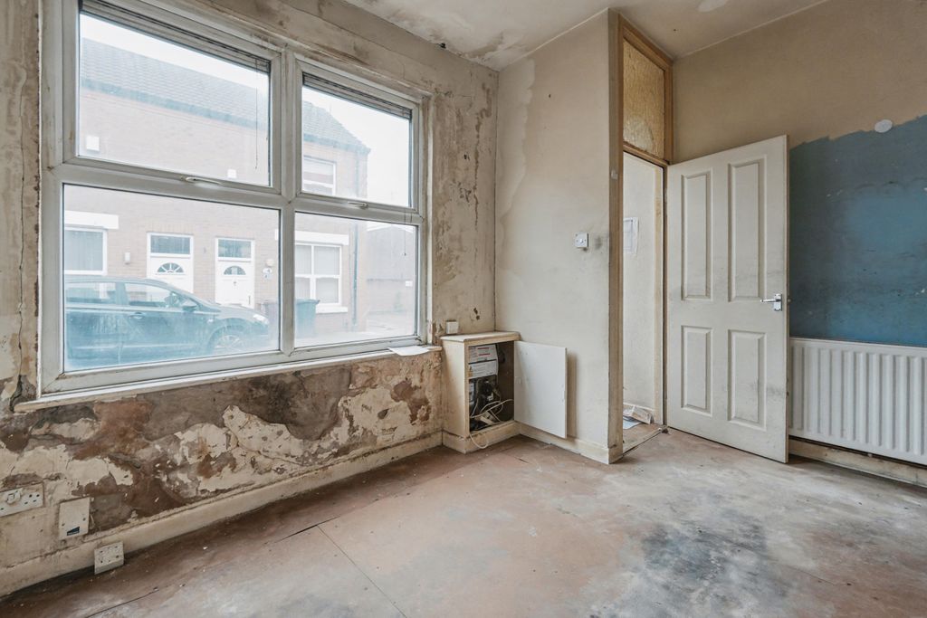 Property photo 2 of 14 11 Kirk Road, Litherland, Liverpool, L21 8Hu