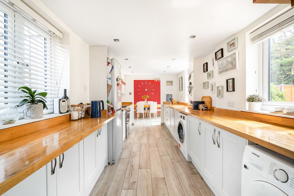 Property photo 3 of 31 Kitchen