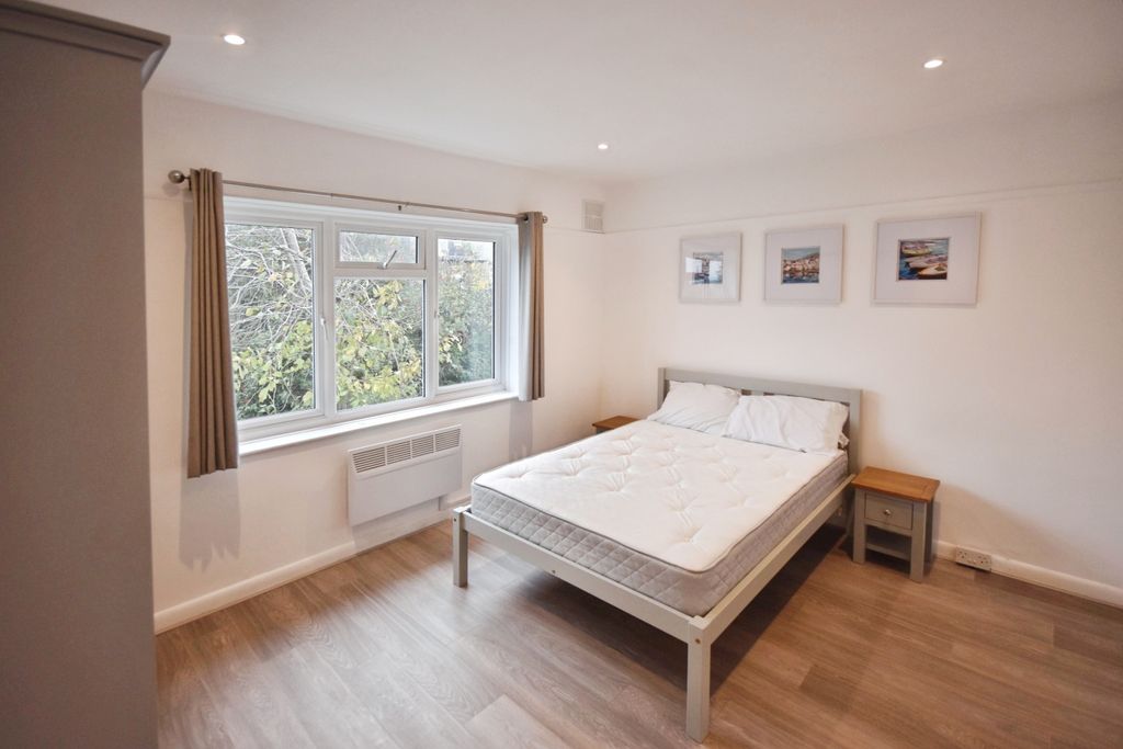 Property photo 2 of 9 Main Bedroom