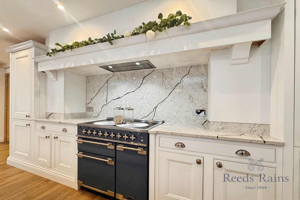 Property photo 3 of 26 Kitchen