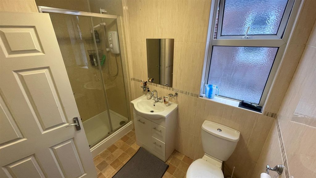 Property photo 3 of 12 41 Heathcote Street  Shower Room 2.1.Jpg