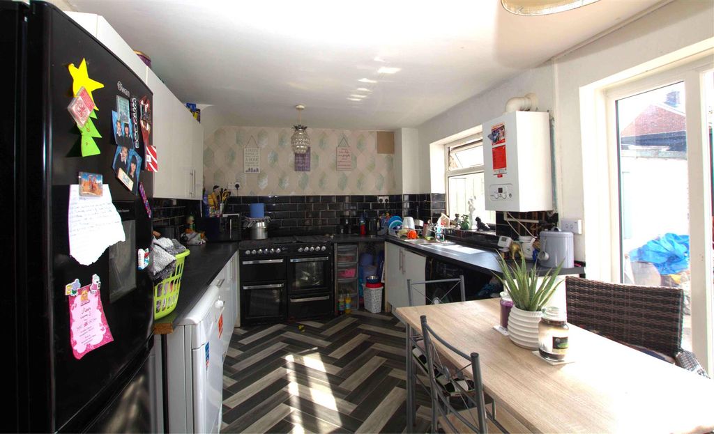 Property photo 3 of 9 Kitchen
