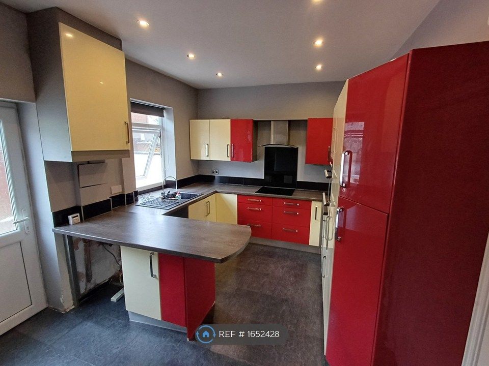 Property photo 3 of 13 Kitchen Image 1