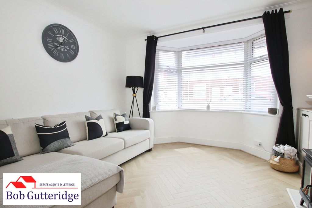 Property photo 2 of 29 Bay Fronted Lounge