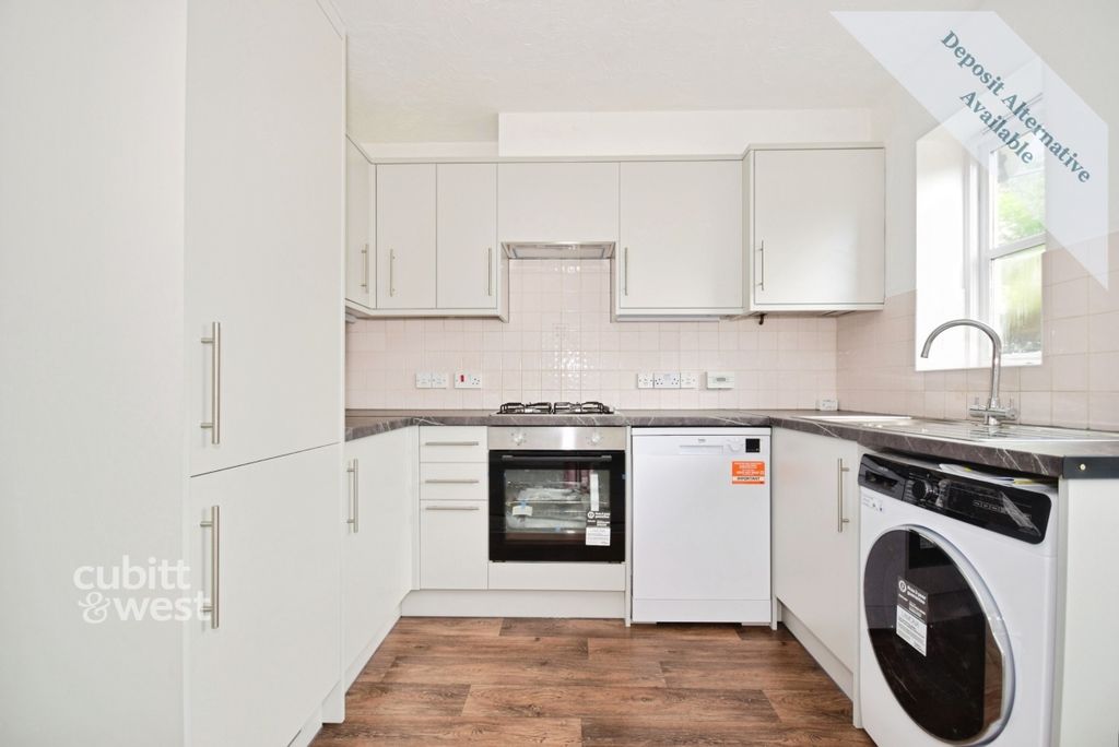 Property photo 3 of 16 Kitchen
