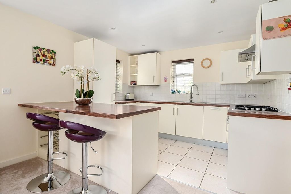 Property photo 2 of 10 Kitchen