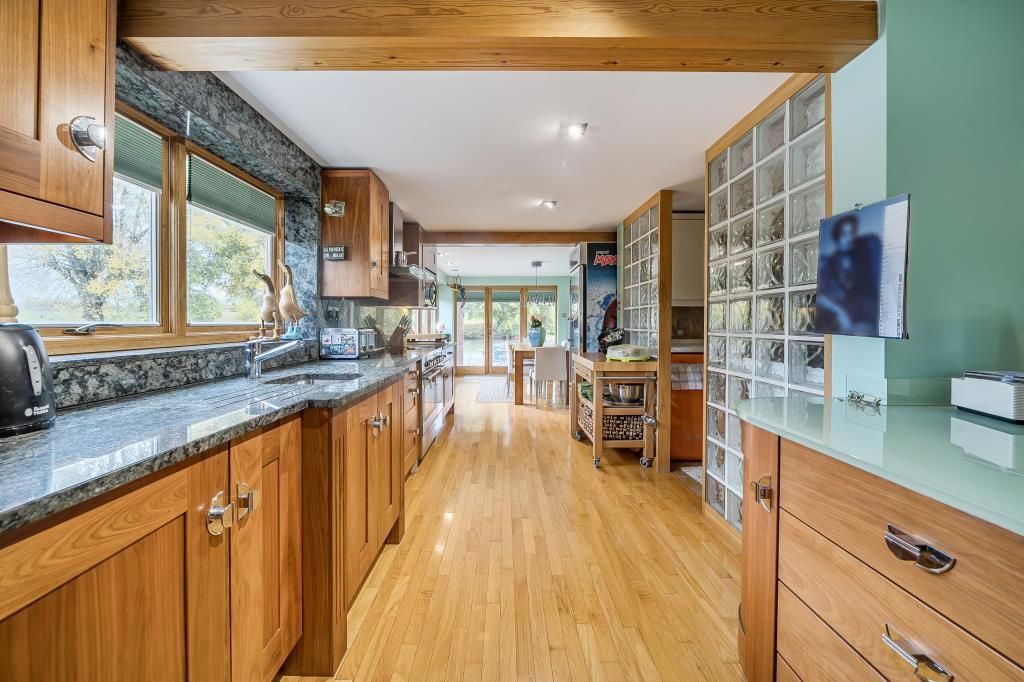 Property photo 3 of 20 Kitchen