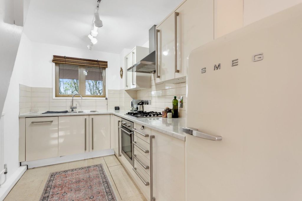 Property photo 3 of 8 Kitchen