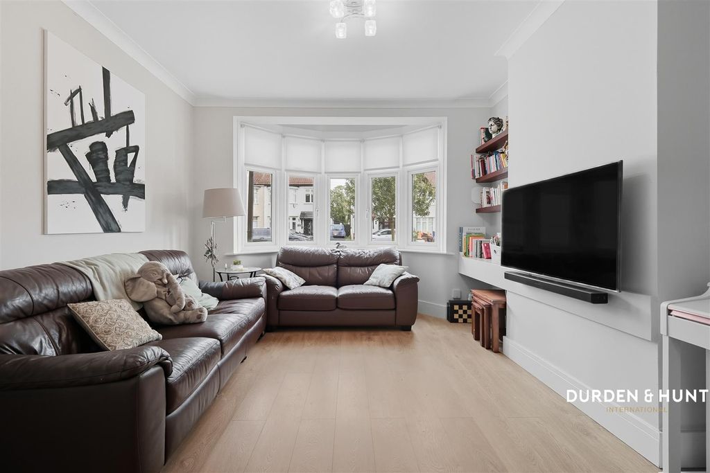 Property photo 2 of 18 Grenfell Avenue