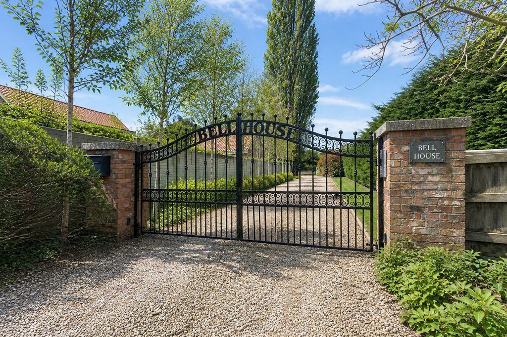 Property photo 2 of 33