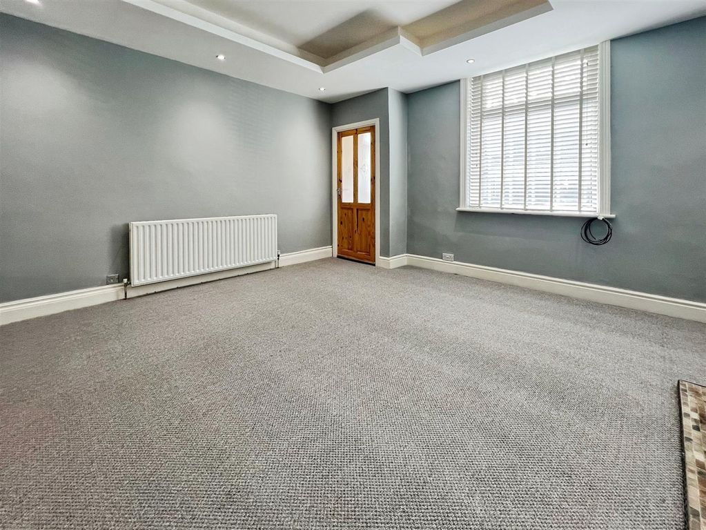 Property photo 3 of 19 Lounge