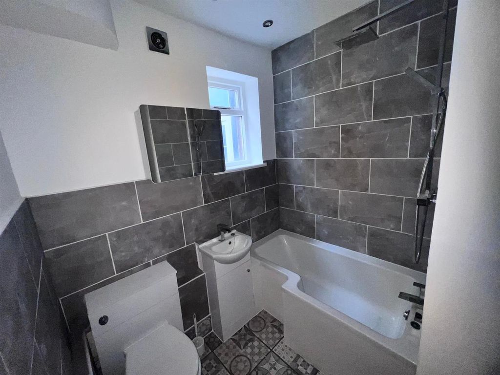 Property photo 1 of 10 Bathroom.Jpg