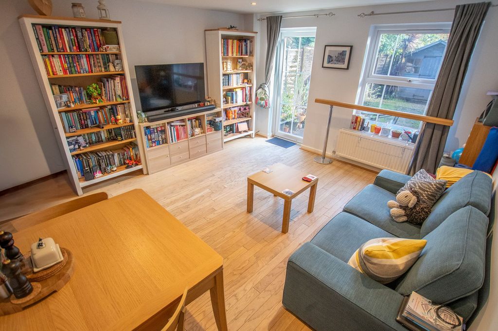 Property photo 3 of 12 Lounge