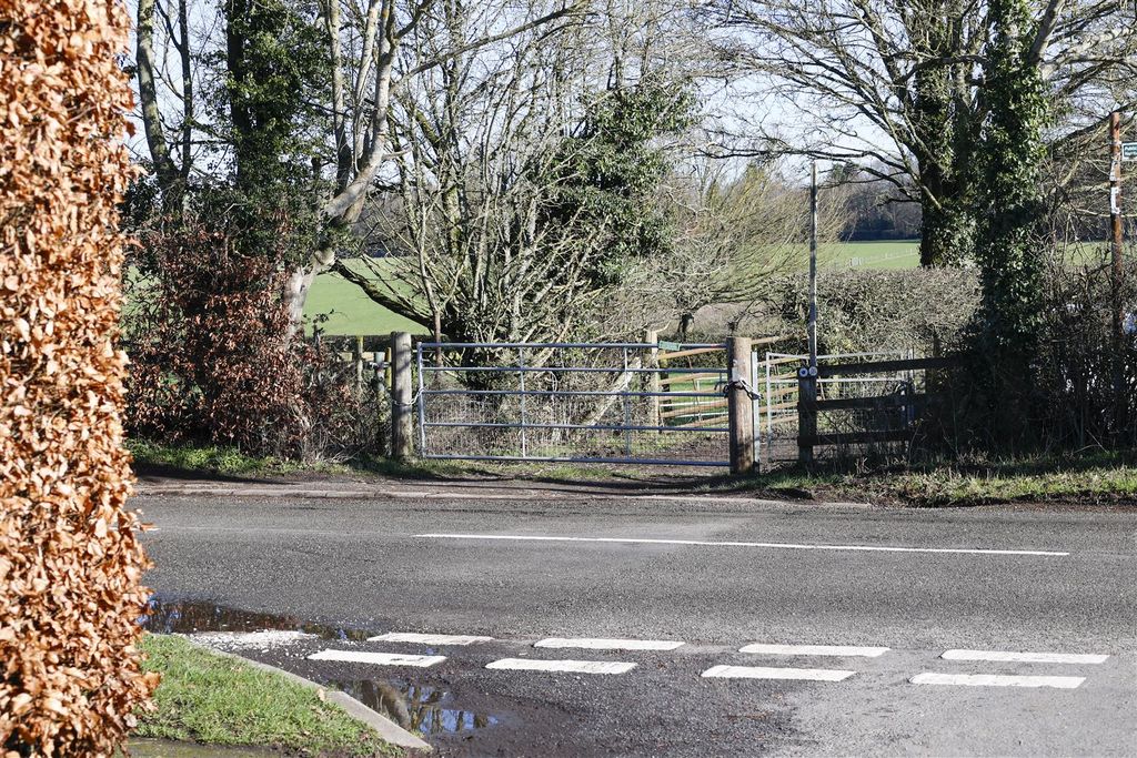 Property photo 2 of 10 Nettleden Road, Little Gaddesden, Hp4 1Pp Nb 16.J