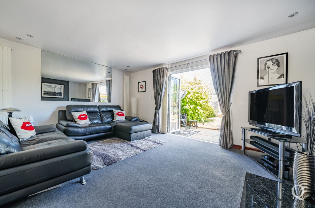 Property photo 3 of 23 Cacbdf93-319d-45B...