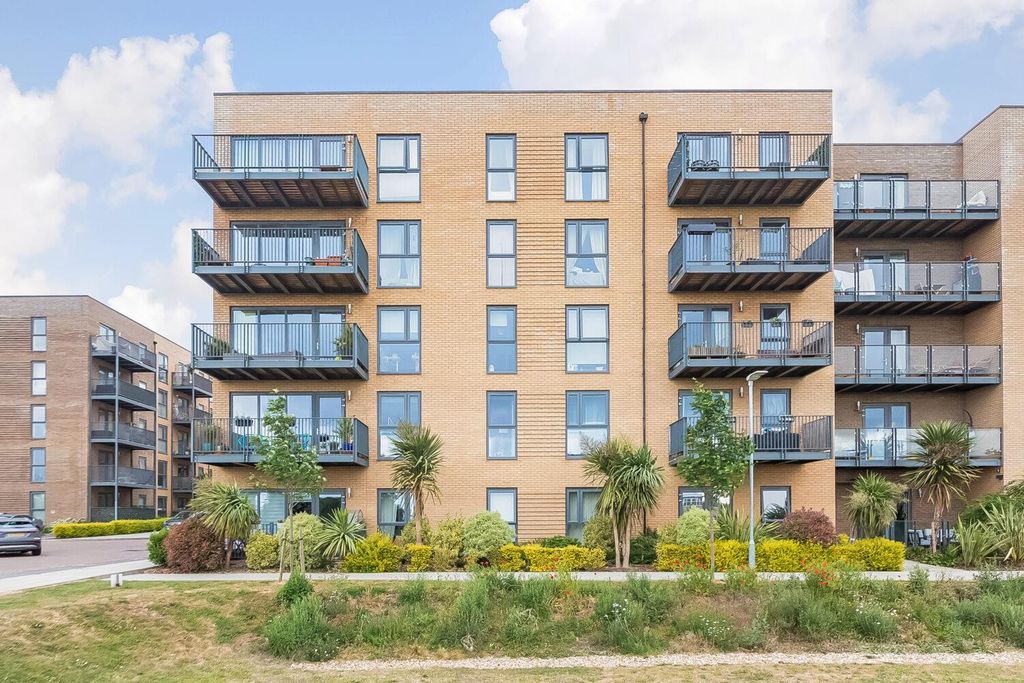 Property photo 2 of 15 Lambourne Ex.Jpg