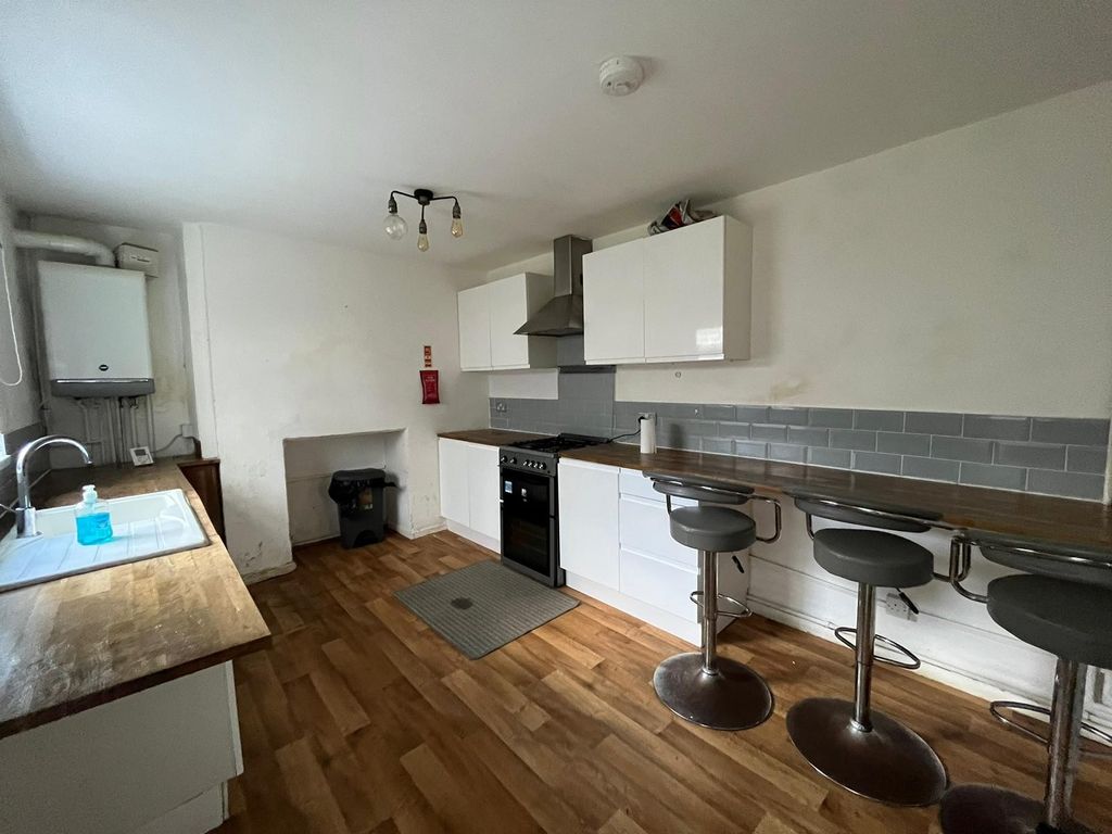 Property photo 2 of 12 Kitchen