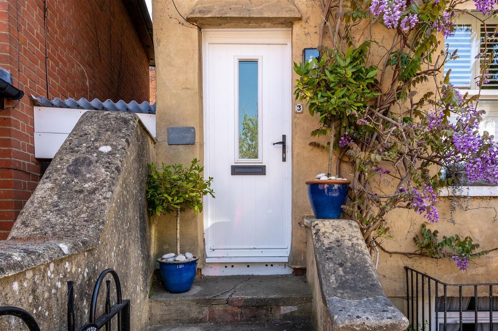 Property photo 2 of 20 3, St. Johns Hill Reading, Rg1 4EE-3 - Copy.Jpg