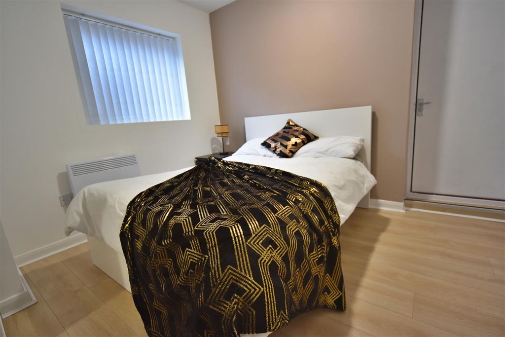 Property photo 1 of 7 165Ar_Room09_05.Jpg