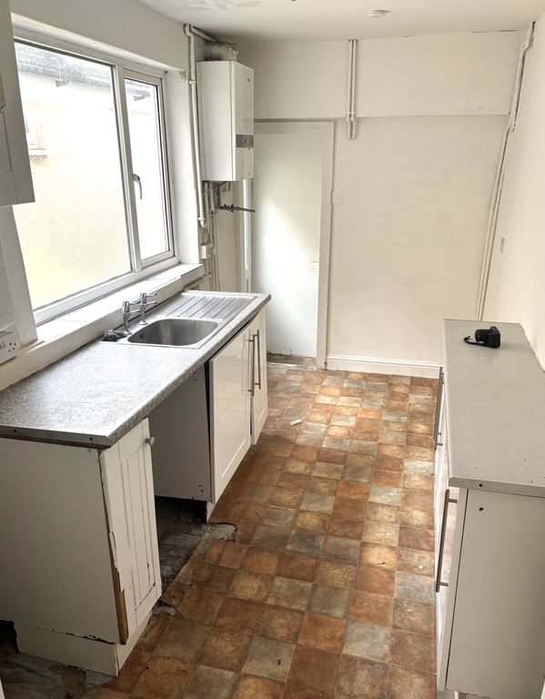 Property photo 3 of 8 Kitchen